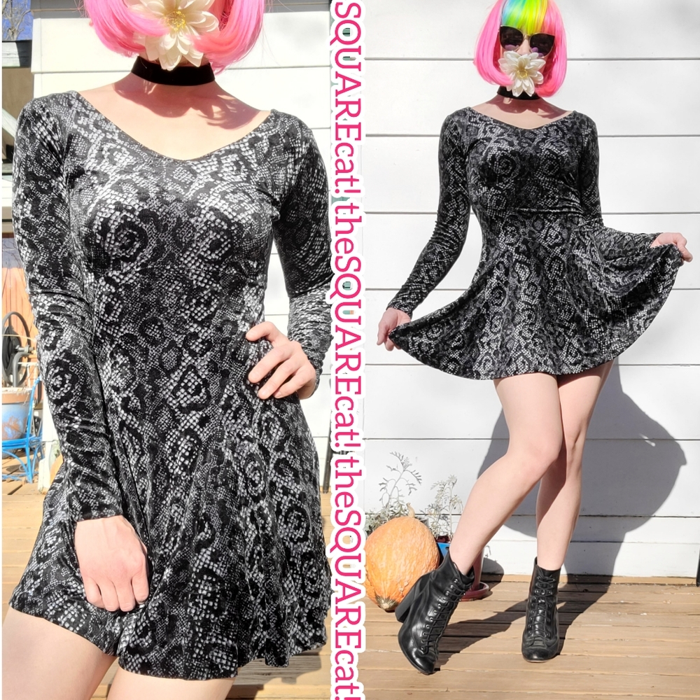 🖤 90s Betsey Johnson stretchy VELVET snake print long sleeves skater dress 🖤